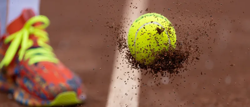 Tennisball springt auf roter Asche auf